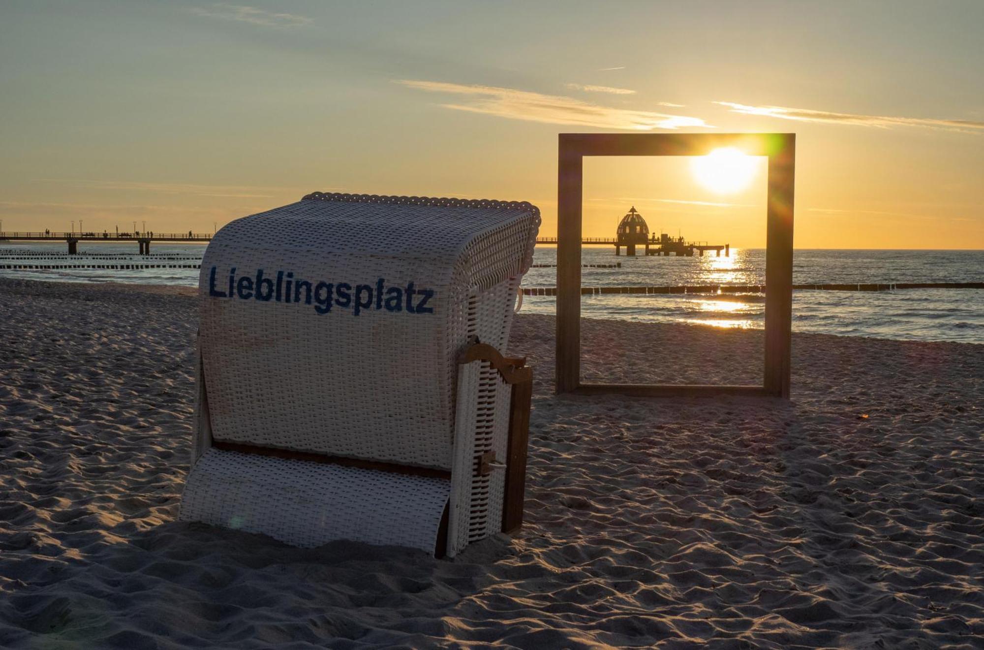 Kranichtanz An Der Seebruecke Zingst Exterior foto